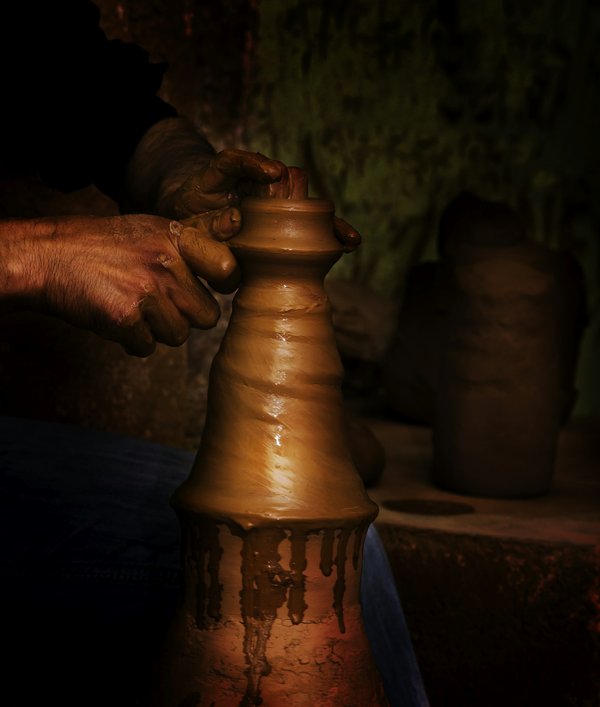 Où découvrir les traditions de la poterie berbère au Maroc : ateliers et artisans recommandés ?